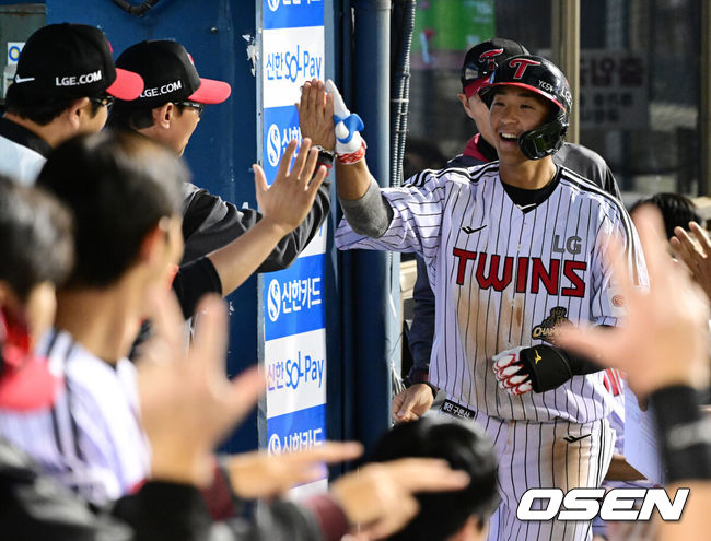 [OSEN=잠실, 지형준 기자] 6일 서울 잠실야구장에서 2026 신한 SOL KBO리그 LG 트윈스와 두산 베어스의 경기가 열렸다.LG는 임찬규, 두산은 최승용을 선발투수로 내세웠다.4회말 1사에서 LG 송찬의가 좌월 솔로포를 날리며 염경엽 감독과 기뻐하고 있다. 2026.05.06/ jpnews@osen.co.kr