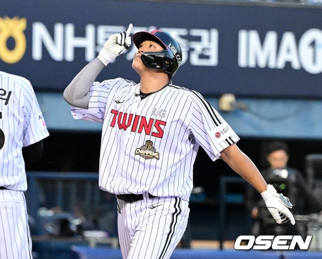 [OSEN=잠실, 지형준 기자]2회말 1사 1루에서 LG 이재원이 선제 투런포를 날리며 기뻐하고 있다. 2026.05.06/ jpnews@osen.co.kr
