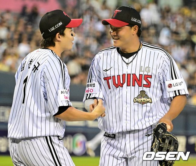 [OSEN=잠실, 지형준 기자]3회초 수비를 마치고 LG 임찬규가 호수비를 펼친 이재원과 이야기를 나누고 있다. 2026.05.06/ jpnews@osen.co.kr
