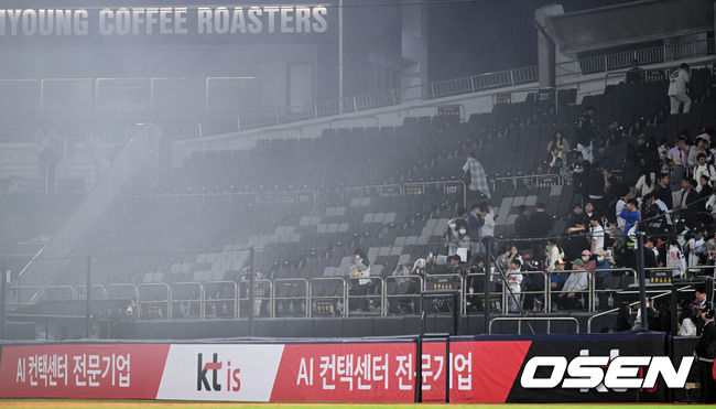 [OSEN=수원, 조은정 기자]6일 경기도 수원 KT위즈파크에서 2026 신한 SOL KBO리그 KT 위즈와 롯데 자이언츠의 경기가 열렸다.이날 KT는 보쉴리, 롯데는 비슬리를 선발투수로 내세웠다.수원구장 외부 쓰레기 소각장 화재로 연기가 구장에 들어차 경기가 중단되고 있다. 진화는 완료 됐다. 2026.05.06 /cej@osen.co.kr