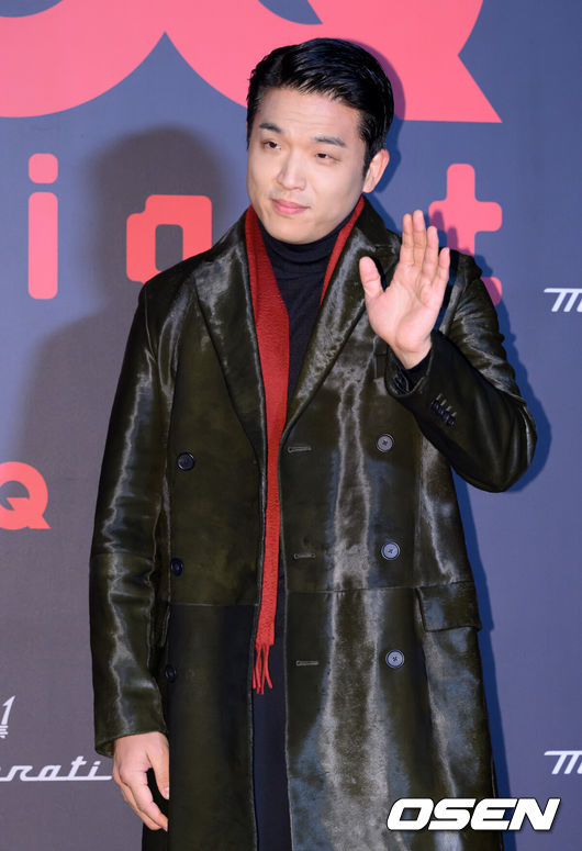 [OSEN=이대선 기자] 5일 오후 서울 성동구 앤더슨씨 성수에서 2024 지큐 나이트 행사 기념 포토콜 행사가 열렸다.이날 이종원, 오상욱, 투바투 연준,이정재, 안성재 쉐프, 김도형 바텐더,스테파 최호종, 강경호, 김종철, 기무간, 김혜현 등이 참석해 자리를 빛냈다.안성재 쉐프가 포토타임을 가지고 있다. 2024.12.05/sunday@osen.co.kr