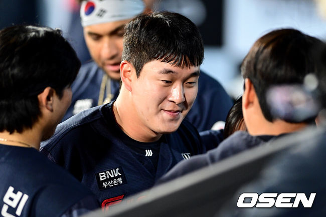 [OSEN=수원, 조은정 기자]6일 경기도 수원 KT위즈파크에서 2026 신한 SOL KBO리그 KT 위즈와 롯데 자이언츠의 경기가 열렸다.이날 KT는 보쉴리, 롯데는 비슬리를 선발투수로 내세웠다.6회초 1사 1루에서 롯데 나승엽이 달아나는 투런 홈런을 날린 뒤 더그아웃에서 환영을 받고 있다. 2026.05.06 /cej@osen.co.kr