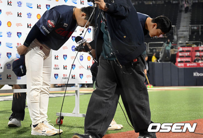 [OSEN=수원, 조은정 기자]롯데가 도박 징계를 마친 고승민, 나승엽의 활약을 앞세워 기분 좋은 대승을 거뒀다.프로야구 롯데 자이언츠는 6일 수원KT위즈파크에서 열린 2026 신한 SOL KBO리그 KT 위즈와의 시즌 4차전에서 8-1 완승을 거뒀다.롯데 고승민, 나승엽이 수훈선수 인터뷰를 마친 뒤 고개 숙여 인사를 하고 있다. 2026.05.06 /cej@osen.co.kr