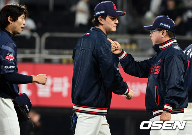 [OSEN=수원, 조은정 기자]롯데가 도박 징계를 마친 고승민, 나승엽의 활약을 앞세워 기분 좋은 대승을 거뒀다.프로야구 롯데 자이언츠는 6일 수원KT위즈파크에서 열린 2026 신한 SOL KBO리그 KT 위즈와의 시즌 4차전에서 8-1 완승을 거뒀다.롯데 김태형 감독이 구승민과 승리를 기뻐하고 있다. 2026.05.06 /cej@osen.co.kr