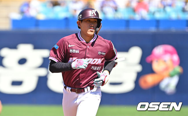[OSEN=대구, 이석우 기자] 5일 대구삼성라이온즈파크에서 2026 신한 SOL KBO 리그 삼성 라이온즈와 키움 히어로즈의 경기가 열렸다. 홈팀 삼성은 오러클린이, 방문팀 키움은 오석주가 선발 출전했다. 키움 히어로즈 양현종이 2회초 1사 좌월 솔로 홈런을 치고 그라운드를 돌고 있다. 2026.05.05 / foto0307@osen.co.kr
