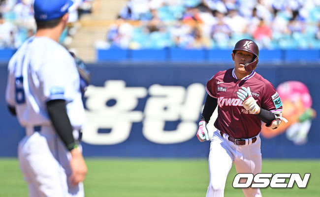 [OSEN=대구, 이석우 기자] 5일 대구삼성라이온즈파크에서 2026 신한 SOL KBO 리그 삼성 라이온즈와 키움 히어로즈의 경기가 열렸다. 홈팀 삼성은 오러클린이, 방문팀 키움은 오석주가 선발 출전했다. 키움 히어로즈 양현종이 2회초 1사 좌월 솔로 홈런을 치고 그라운드를 돌고 있다. 2026.05.05 / foto0307@osen.co.kr