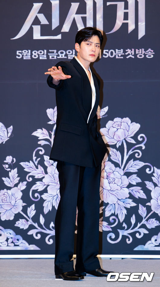 [OSEN=민경훈 기자] 7일 오후 서울 양천구 목동 SBS 방송센터 SBS홀에서 SBS 새 금토드라마 '멋진 신세계' 제작발표회가 열렸다.'멋진 신세계'는 희대의 조선 악녀 영혼이 씌어 '악질' 해진 무명배우 신서리(임지연 분)와 자본주의가 낳은 괴물이라 불리는 악질 재벌 차세계(허남준 분)의 일촉즉발 전쟁 같은 로맨스 코미디 드라마다.배우 장승조가 포즈를 취하고 있다. 2026.05.07 / rumi@osen.co.kr
