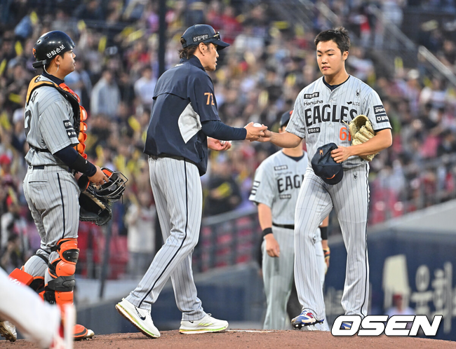 [OSEN=광주, 이석우 기자] 7일 광주-기아 챔피언스필드에서 2026 신한 SOL KBO 리그 KIA 타이거즈와 한화 이글스의 경기가 열렸다.홈팀 KIA는 양현종이, 방문팀 한화는 정우주가 선발 출전했다.한화 이글스 선발투수 정우주가 2회말 2사 만루 밀어내기로 2실점한 후 교체되고 있다. 2026.05.07 / foto0307@osen.co.kr