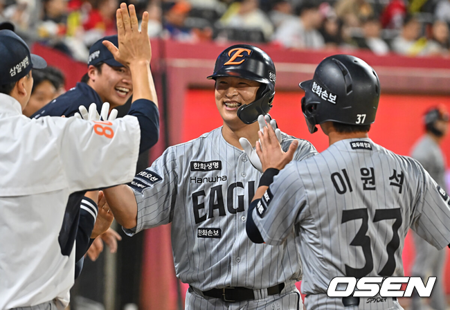 [OSEN=광주, 이석우 기자] 7일 광주-기아 챔피언스필드에서 2026 신한 SOL KBO 리그 KIA 타이거즈와 한화 이글스의 경기가 열렸다.홈팀 KIA는 양현종이, 방문팀 한화는 정우주가 선발 출전했다.한화 이글스 이진영이 6회초 좌익수 그라운드 홈런을 치고 하이파이브를 하고 있다. 2026.05.07 / foto0307@osen.co.kr