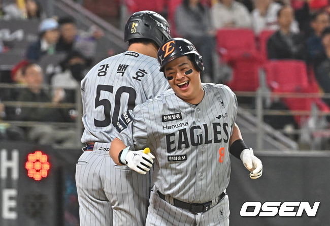 [OSEN=광주, 이석우 기자] 7일 광주-기아 챔피언스필드에서 2026 신한 SOL KBO 리그 KIA 타이거즈와 한화 이글스의 경기가 열렸다.홈팀 KIA는 양현종이, 방문팀 한화는 정우주가 선발 출전했다.한화 이글스 노시환이 6회초 1사 1,3루 우월 3점 홈런을 치고 기뻐하고 있다. 2026.05.07 / foto0307@osen.co.kr