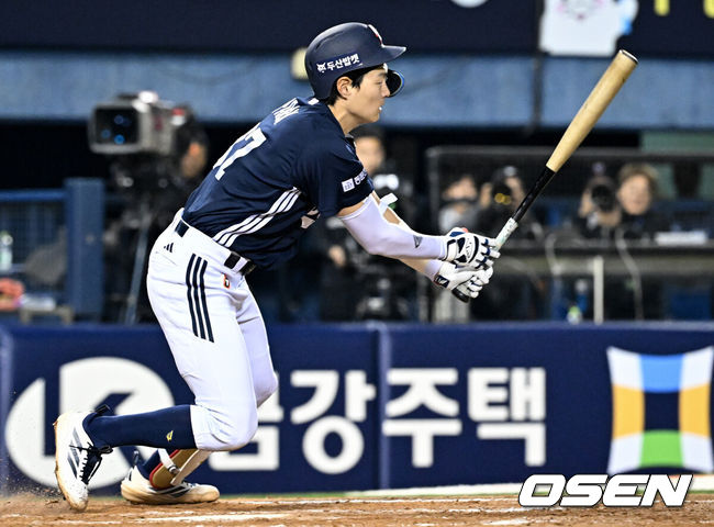 [OSEN=잠실, 조은정 기자]7일 서울 잠실야구장에서 ‘2026 신한 SOL KBO리그’ LG 트윈스와 두산 베어스의 경기가 열렸다.홈팀 LG는 톨허스트, 방문팀 두산은 최민석을 선발로 내세웠다. 8회초 1사 2,3루에서 두산 박지훈이 역전 2타점 적시타를 날리고 있다. 2026.05.07 /cej@osen.co.kr