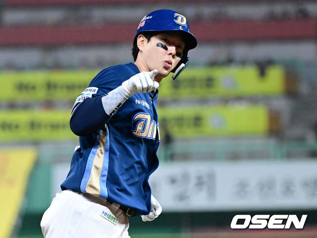 [OSEN=인천, 최규한 기자] 7일 인천 SSG랜더스 필드에서 ‘2025 신한 SOL Bank KBO리그’ SSG 랜더스와 NC 다이노스의 경기가 열렸다.홈팀 SSG은 타케다 쇼타, 방문팀 NC는 커티스 테일러를 선발로 내세웠다.8회초 1사 2루 상황 NC 박건우가 달아나는 좌월 투런포를 날리고 그라운드를 돌며 기뻐하고 있다. 2026.05.07 / dreamer@osen.co.kr