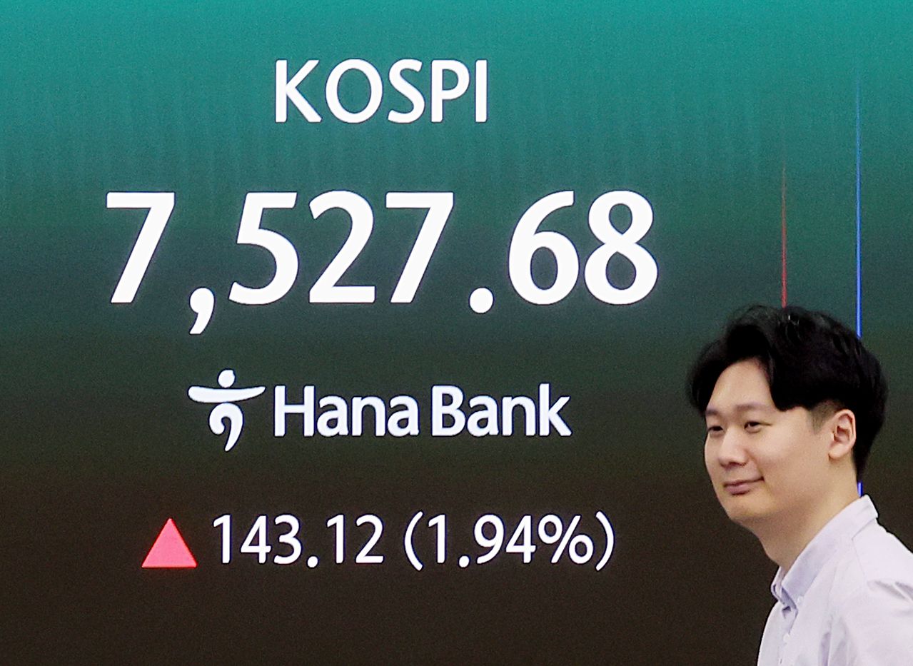 코스피 지수가 사상 최고치 흐름을 이어간 7일 오전 서울 중구 하나은행 딜링룸 전광판에 시황이 표시되고 있다. 이날 코스피는 전일 대비 1.55% 오른 7499.07에 개장했다. 뉴스1