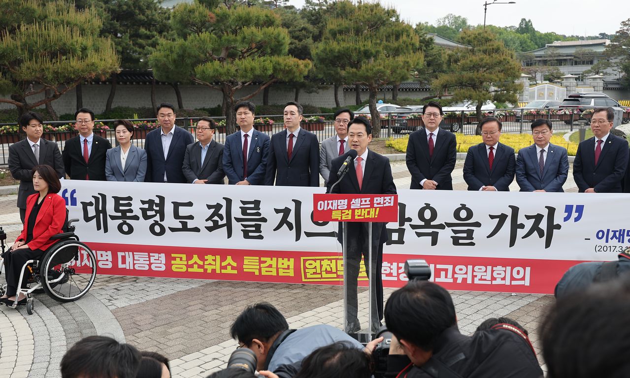 장동혁 국민의힘 대표가 7일 서울 청와대 사랑채 분수대 앞에서 열린 현장 최고위원회에서 발언하고 있다. 이들은 더불어민주당이 추진하는 '윤석열 정부 조작 수사·기소 의혹 특검법안'의 문제점을 지적하면서 정부·여당에 대한 비판을 이어갔다. 연합뉴스