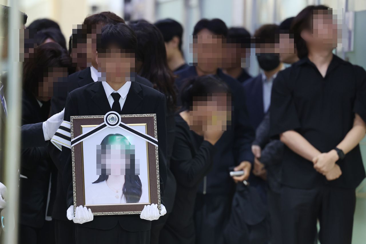 7일 광주 광산구 신가동 한 장례식장에서 20대 남성의 흉기에 찔려 숨진 여고생의 발인이 진행되고 있다.연합뉴스