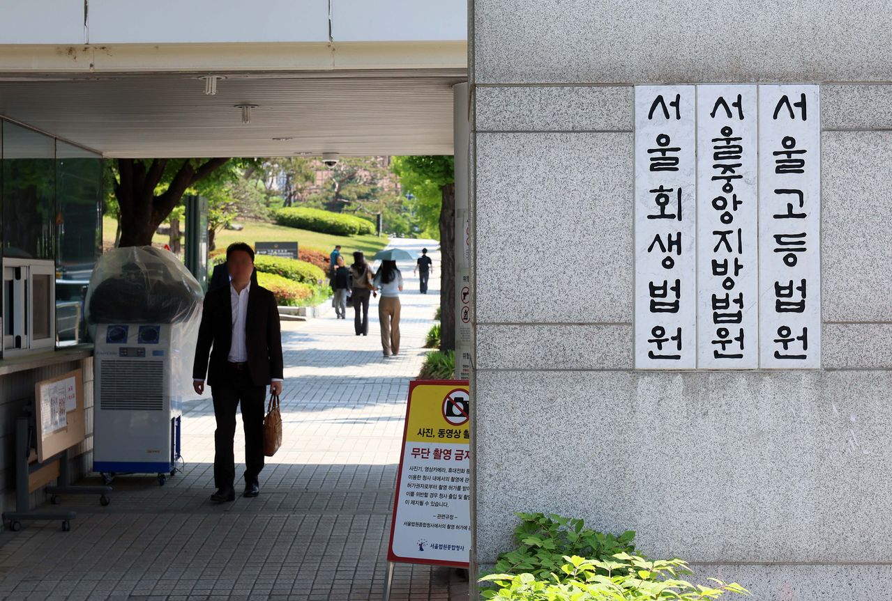김건희 여사의 도이치모터스 주가조작 등 혐의 사건 항소심을 담당한 신종오 서울고등법원 판사가 6일 새벽 숨진 채 발견됐다. 사진은 이날 서울 서초구 서울법원종합청사 입구. 사진공동취재단