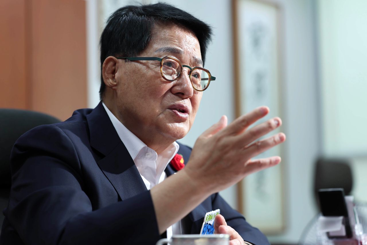 국회의장 선거에 출마한 박지원 더불어민주당 의원이 6일 오전 국회 의원회관 사무실에서 중앙일보와 인터뷰를 하고 있다. 임현동 기자