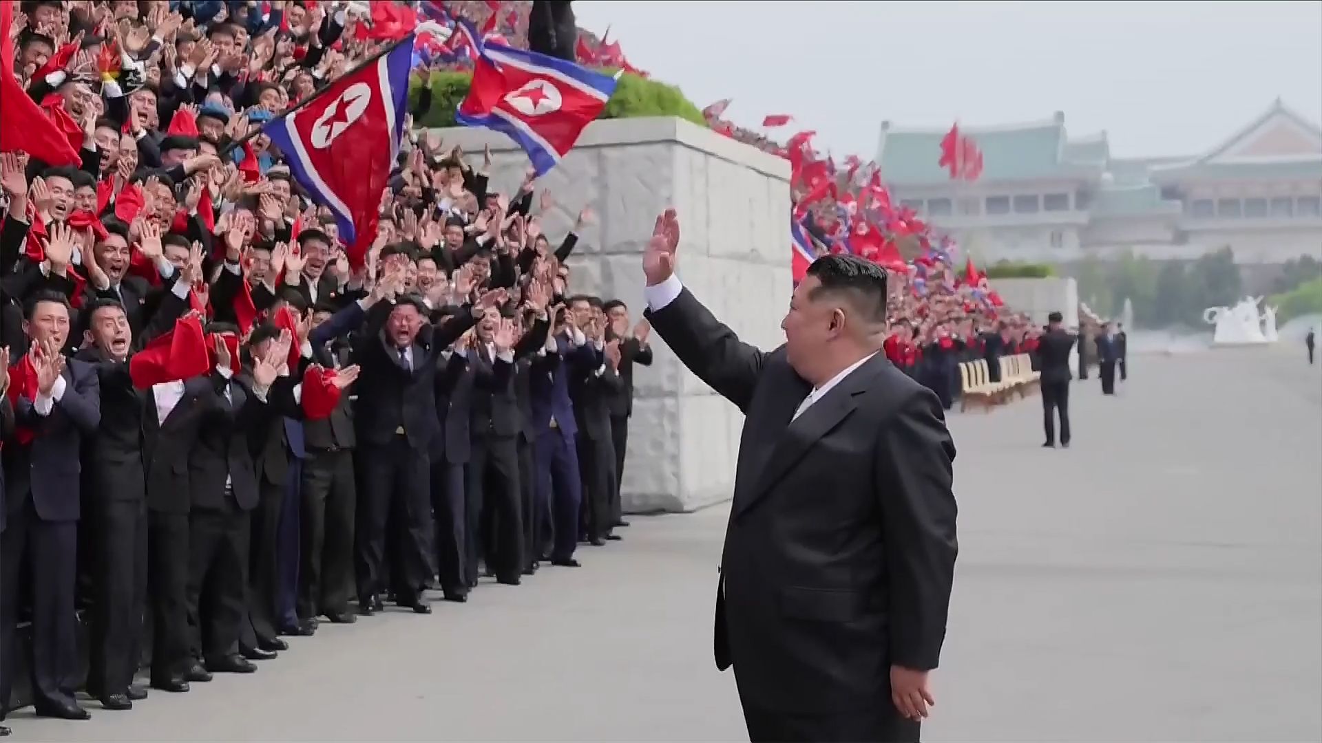 김정은 북한 국무위원장이 지난 2일 노동당 외곽 청년단체인 사회주의애국청년동맹(청년동맹) 제11차대회의 참가자들을 만나 기념사진을 찍었다고 조선중앙TV가 3일 보도했다. 조선중앙TV=연합뉴스