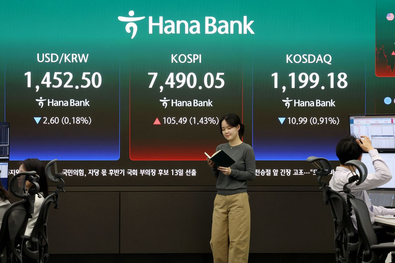 코스피가 종가 기준 사상 최고치로 마감한 7일 오후 서울 중구 하나은행 본점 딜링룸 현황판에 코스피와 코스닥, 달러원 환율 지수가 표시되고 있다. 코스피는 이날 전장 대비 105.49포인트(1.43%) 상승한 7490.05에 마감했다. 뉴스1