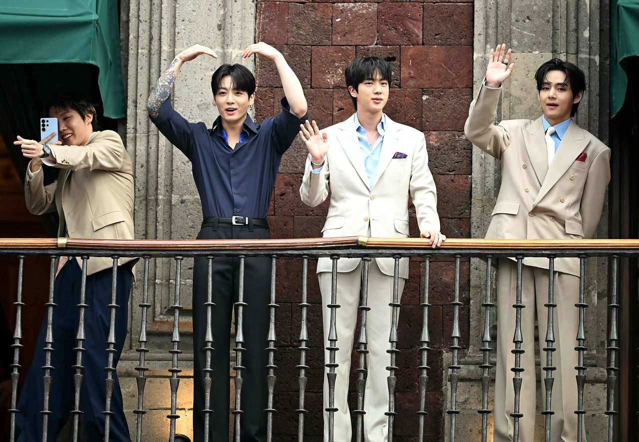 BTS 멤버 제이홉, 정국, 진, 뷔가 6일(현지시간) 멕시코 멕시코시티 소칼로 광장 국립궁전 발코니에서 팬들에게 인사하고 있다. BTS는 7일과 9~10일 멕시코시티 에스타디오 GNP 세구로스에서 3차례 공연을 연다. AFP=연합뉴스