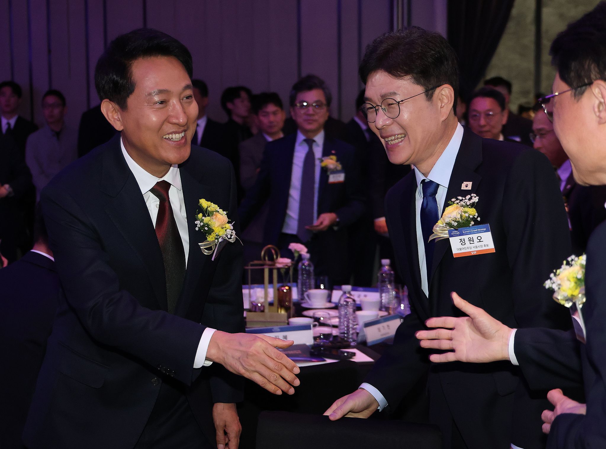 정원오 더불어민주당 서울시장 후보(오른쪽)와 오세훈 국민의힘 서울시장 후보가 7일 서울 여의도 페어몬트 앰배서더 호텔에서 열린 뉴스1 미래포럼에서 인사하고 있다. 뉴스1