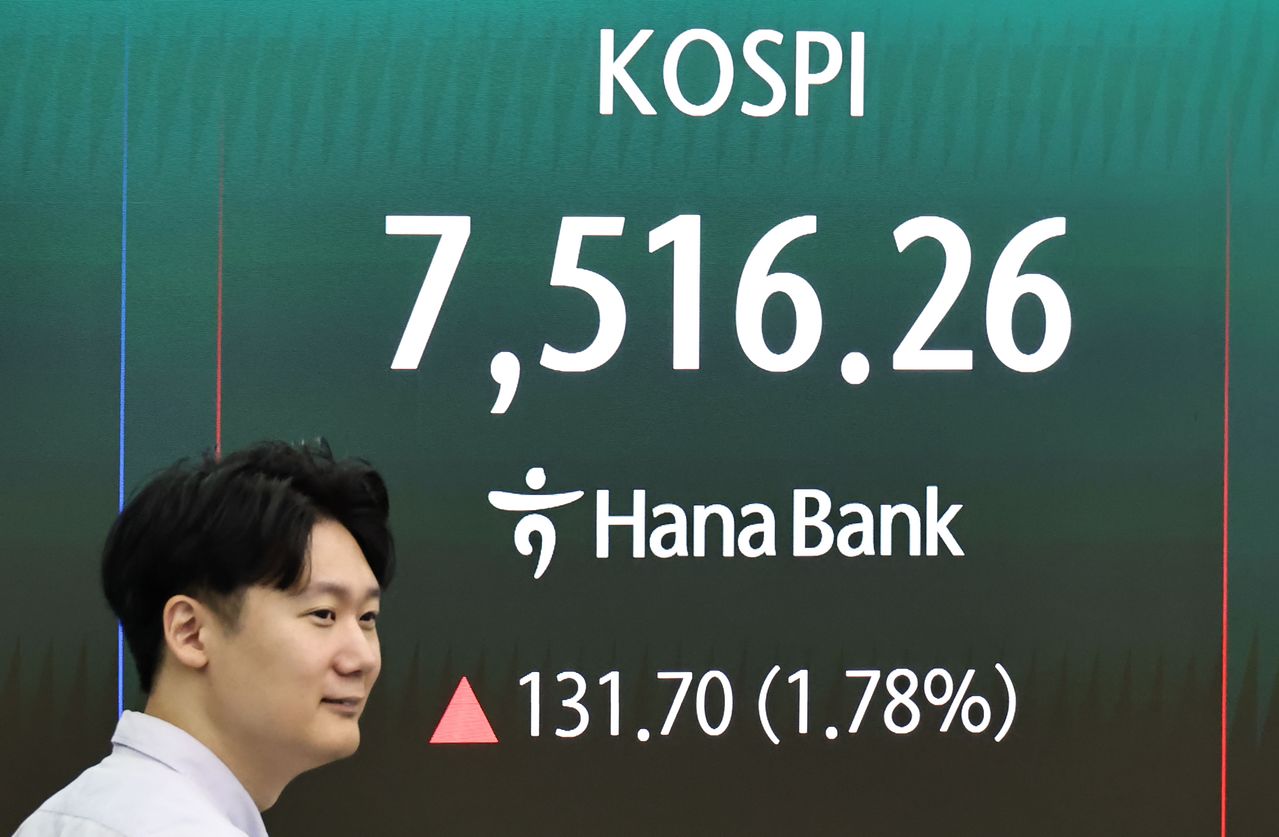7일 서울 중구 하나은행 딜링룸 현황판에 코스피가 표시되고 있다.   연합뉴스 