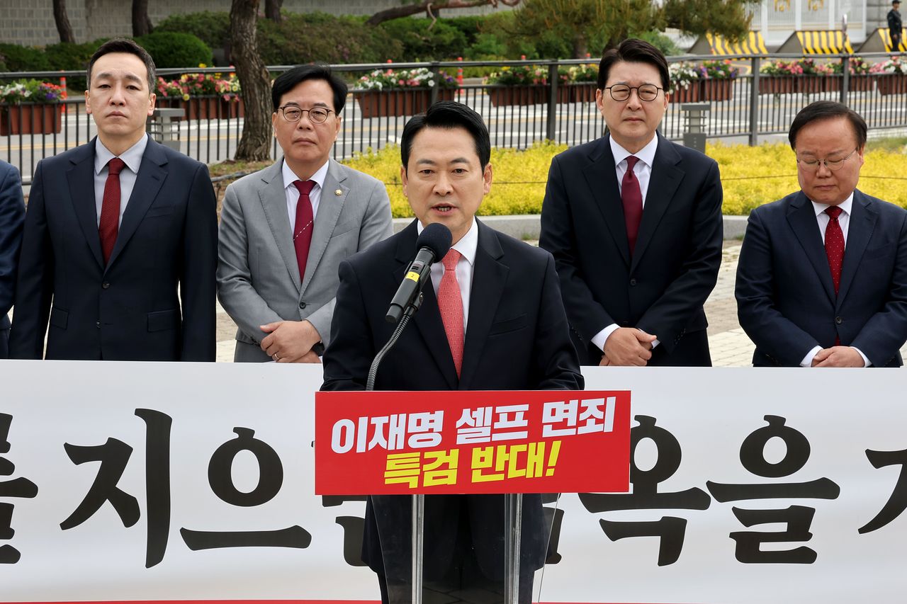 장동혁 국민의힘 대표가 7일 오전 서울 종로구 청와대 분수대 앞에서 열린 이재명 대통령 공소취소 특검법 원천무효 현장최고위원회의에서 발언하고 있다. 뉴스1