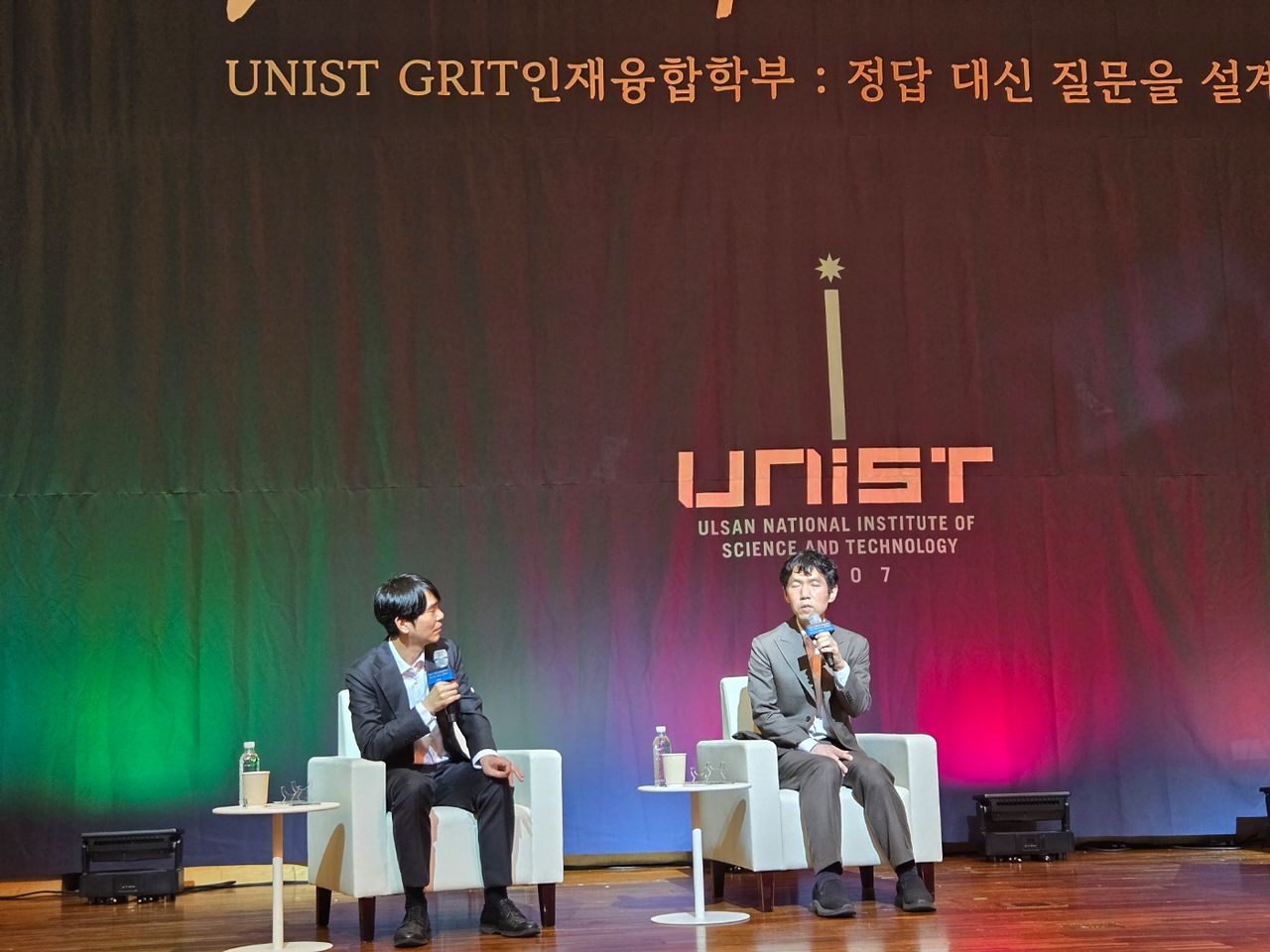이창호 9단과 이세돌 교수가 토크콘서트에서 이야기를 나누고 있다. 김윤호 기자