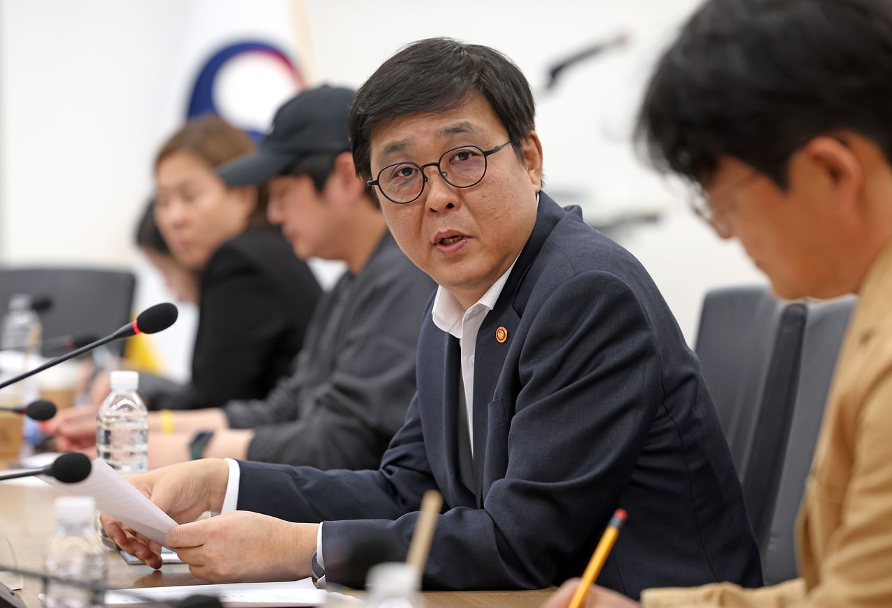최휘영 문화체육관광부 장관이 6일 서울 종로구 국립현대미술관 서울관에서 열린 문화예술정책자문위원회 영화·영상분과 제3차 회의에서 위원들과 영화·영상 분야 주요 현안과 향후 정책 방향을 논의하고 있다. 뉴스1