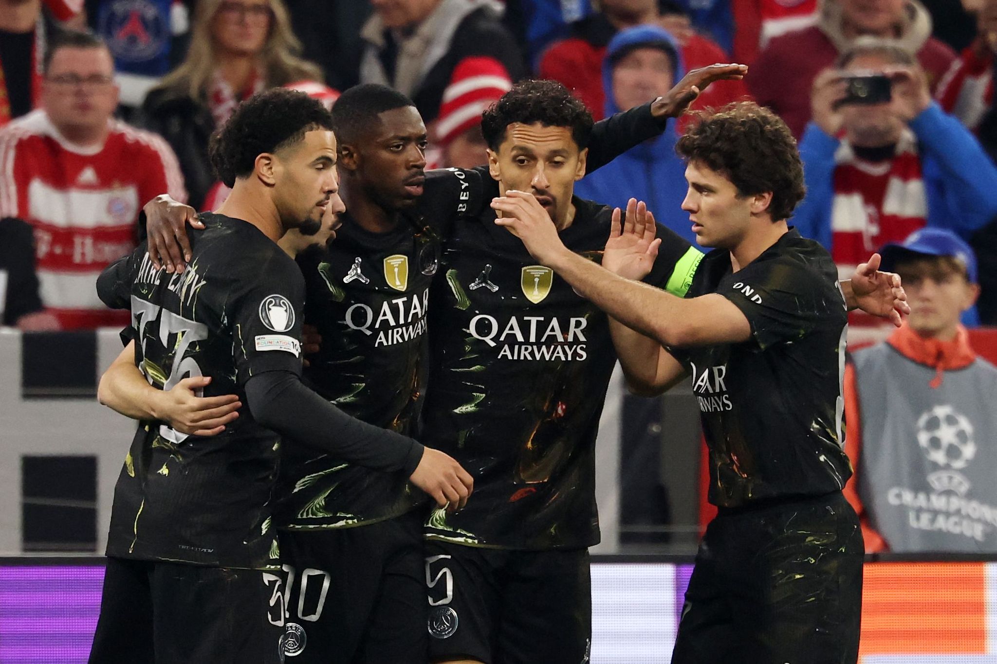 선제골을 터트린 PSG 뎀벨레(왼쪽 둘째)가 동료들과 기쁨을 나누고 있다. AFP=연합뉴스