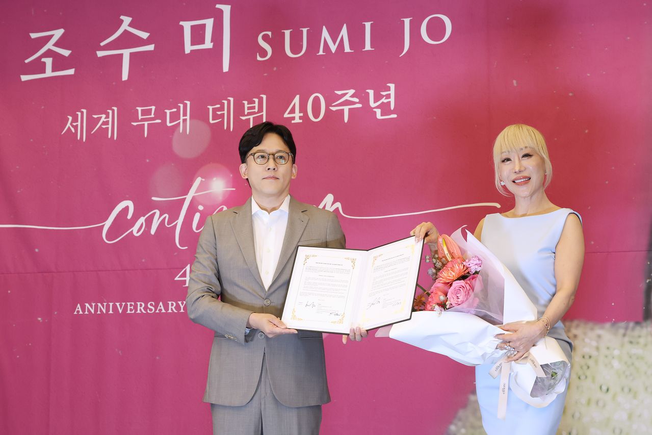 성악가 조수미와 이성수 SM엔터테인먼트 CAO(왼쪽)가 6일 서울 강남구 그랜드 인터컨티넨탈 서울 파르나스에서 SM 클래식스 전속 레코딩 계약 체결 기념촬영을 하고 있다. [연합뉴스]