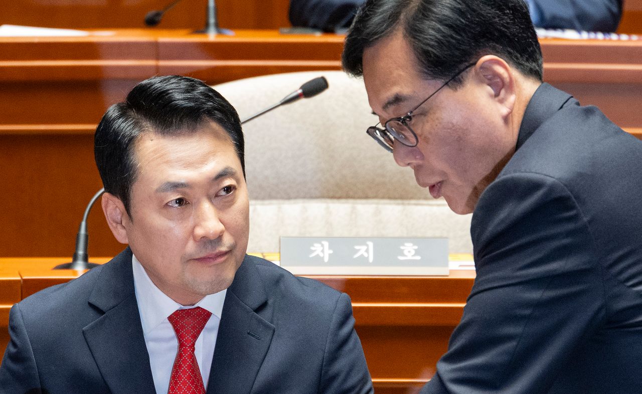 국민의힘 장동혁 대표와 송언석 원내대표가 6일 국회에서 열린 의원총회에서 대화하고 있다. 연합뉴스