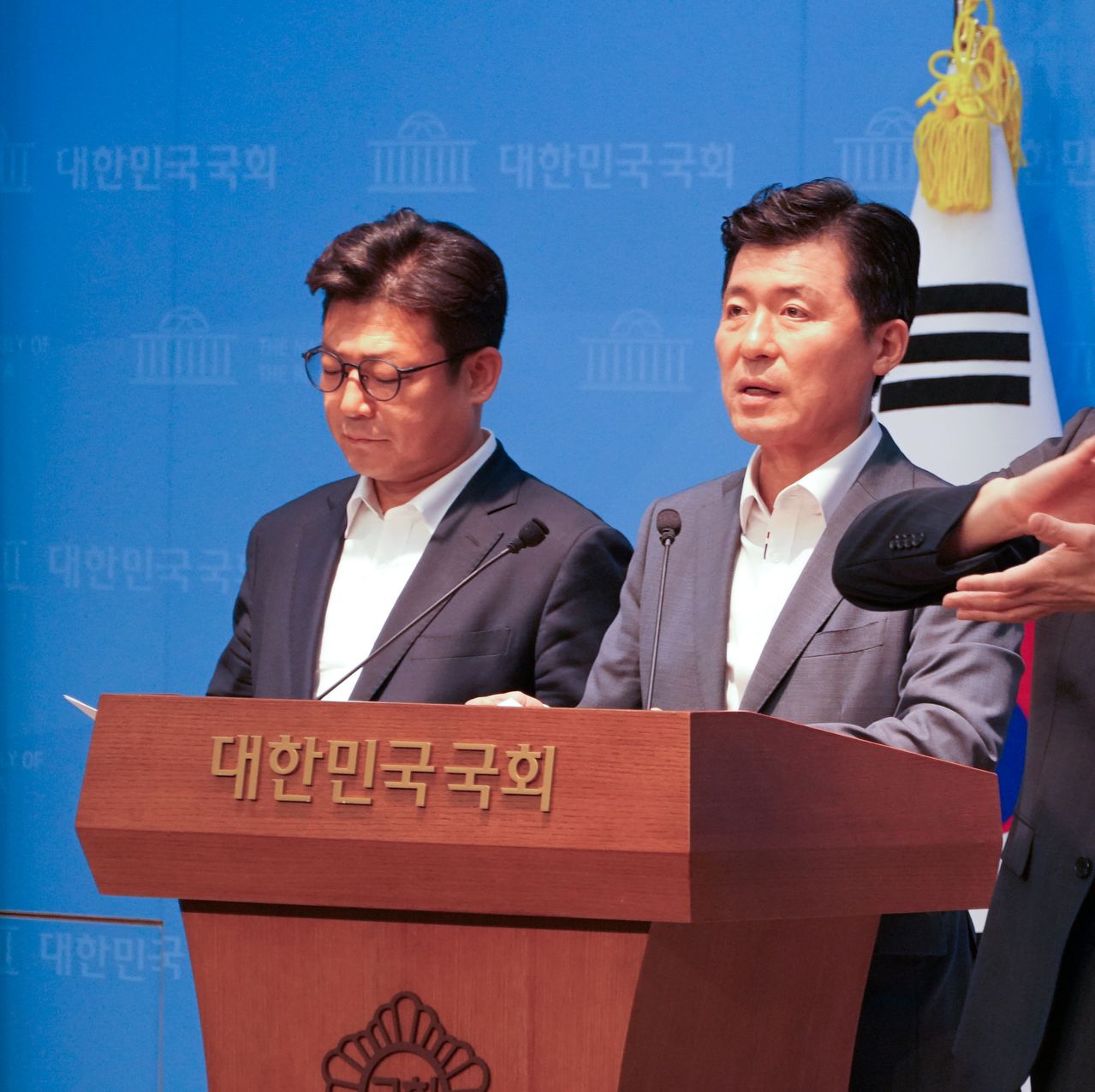 지난 6일 국회 소통관에서 경북 구미시가 지역구인 구자근 국민의힘 국회의원(오른쪽)과 강명구 국민의힘 국회의원이 박정희 전 대통령 관련 발언으로 파문을 일으킨 장세용 더불어민주당 구미시장 예비후보를 규탄하는 기자회견을 하고 있다. 사진 구자근의원실
