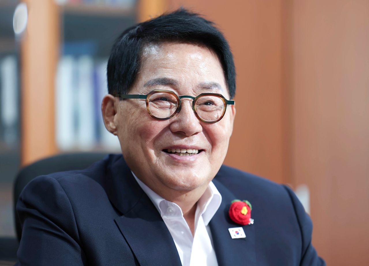 제22대 국회 후반기 국회의장 선거에 출마한 박지원 더불어민주당 의원이 6일 오전 국회 의원회관 사무실에서 중앙일보와 인터뷰를 하고 있다. 임현동 기자
