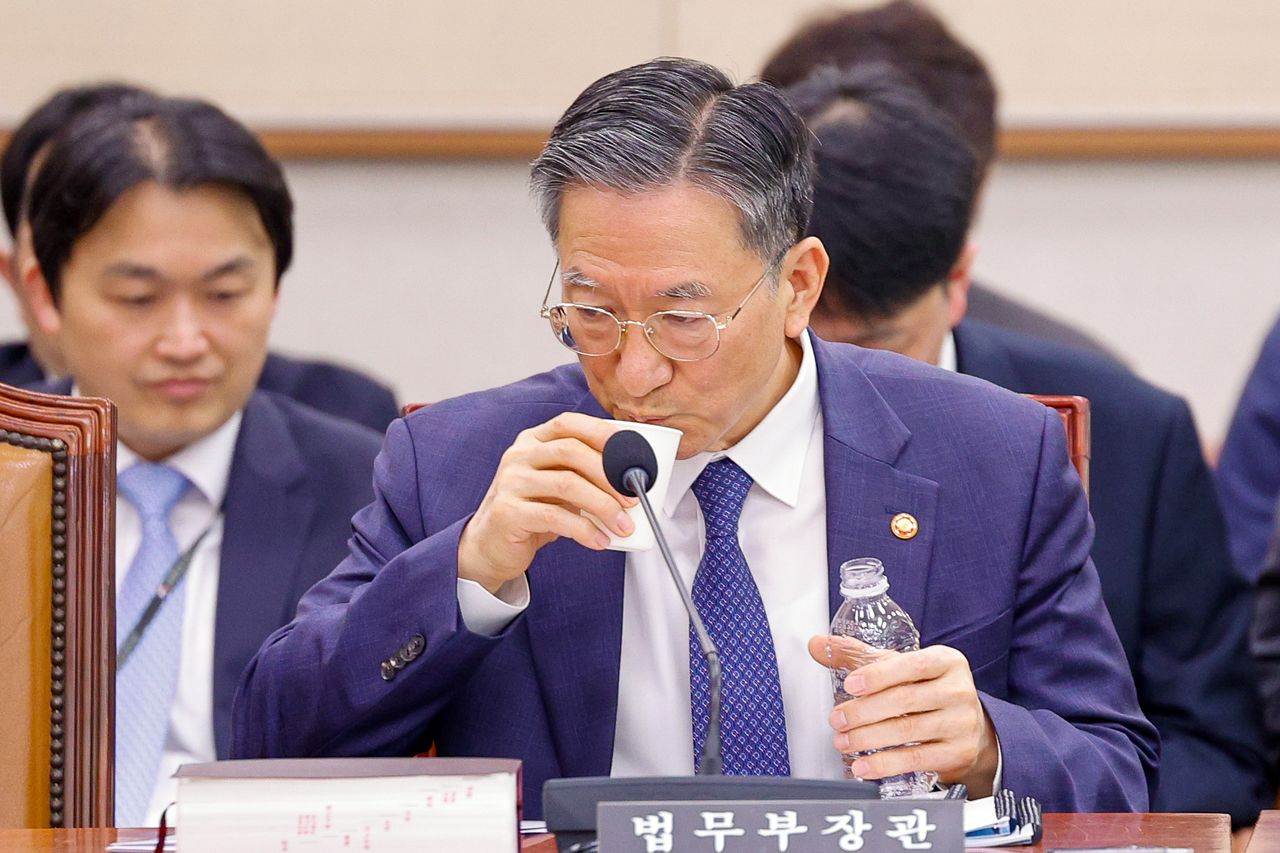 정성호 법무부 장관이 6일 오전 서울 여의도 국회에서 열린 법제사법위원회 제435회 국회(임시회) 제1차 전체회의에 출석해 물을 마시고 있다. 뉴스1