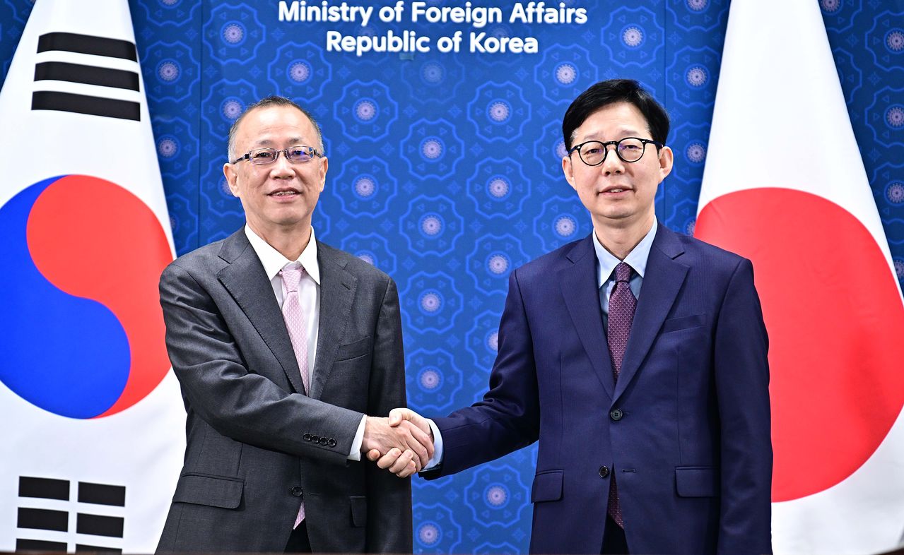 박윤주 외교부 제1차관(오른쪽)과 후나코시 다케히로 일본 외무성 사무차관. 외교부 제공