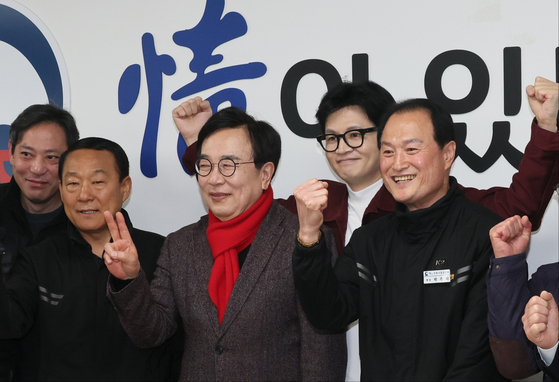 한동훈 전 국민의힘 비상대책위원장이 2024년 3월 부산 북구 구포시장에서 열린 상인회 간담회에서 서병수 북구갑 후보, 박종대 상인회장 등과 기념 촬영하고 있다. 뉴스1