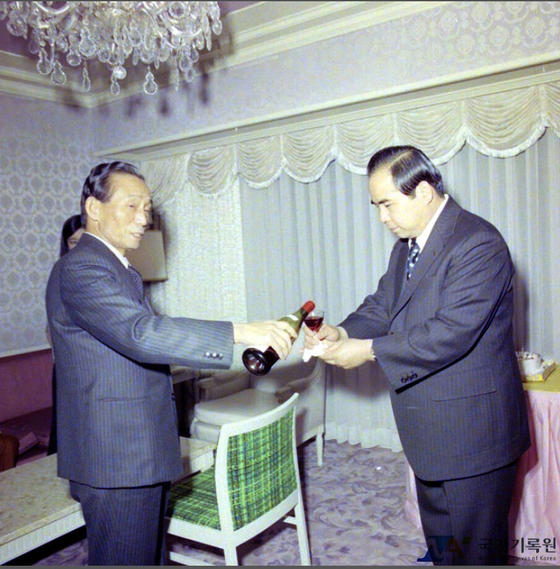 1976년 12월 15일 서울플라자호텔에서 열린 아들 지만군의 생일축하연에서 박정희 대통령이 따라주는 와인을 차지철 경호실장이 공손하게 받고 있다. 유신 말기 박 대통령의 신임을 독차지한 차지철은 정치에도 깊숙이 개입했다. 사진 국가기록포털