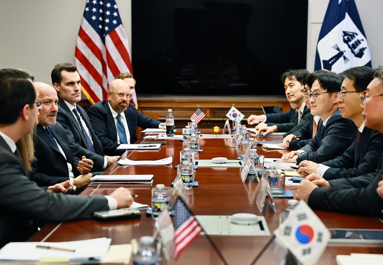 김정관 산업통상부 장관이 지난 1월ㄹ 29일(현지시간) 미국 워싱턴 D.C. 상무부 회의실에서 하워드 러트닉 상무부 장관과 회담을 하고 있다. 산업통상부 
