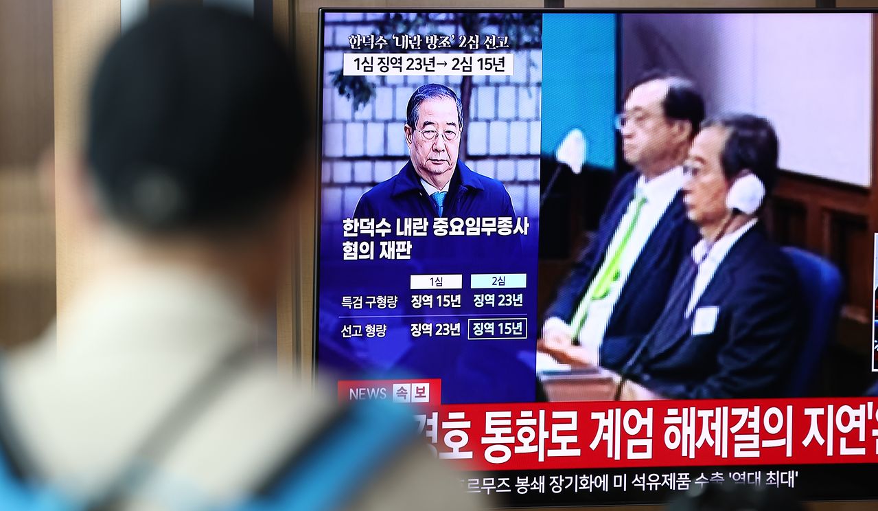 7일 오전 서울 용산구 서울역 대합실에서 시민들이 12.3 비상계엄 사태와 관련해 내란 중요임무 종사 혐의를 받는 한덕수 전 국무총리의 항소심 선고 공판 관련 뉴스를 지켜보고 있다. 한 전 총리는 지난 1심 징역 23년 보다 8년 낮은 징역 15년형을 선고 받았다. 뉴스1