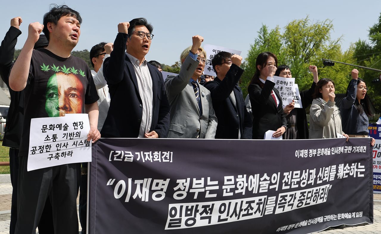 지난달 21일 문화연대ㆍ한국작가회의 등 문화계 인사들이 현 정부의 문화예술 인사 정책을 규탄하는 기자회견을 열었다. 우상조 기자