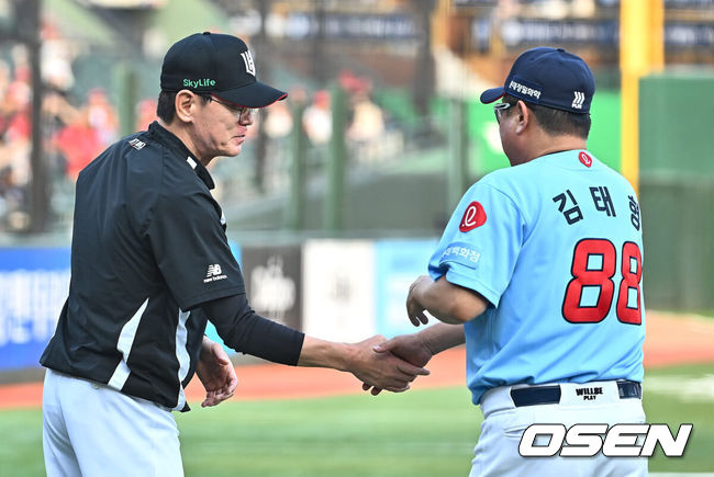 [OSEN=부산, 이석우 기자] 12일 부산 사직야구장에서 2024 신한 SOL 뱅크 KBO 리그 롯데 자이언츠와 KT 위즈의 경기가 열렸다. 홈팀 롯데는 박세웅이 선발 출전하고 KT 위즈는 고영표가 선발 출전했다.롯데 자이언츠 김태형 감독이 KT 위즈 이강철 감독과 인사를 하고 있다. 2024.07.12 / foto0307@osen.co.kr