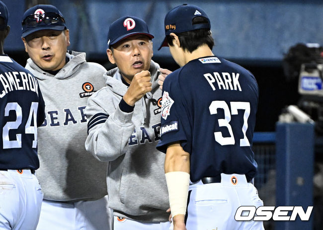 [OSEN=잠실, 조은정 기자]프로야구 두산 베어스가 LG 트윈스를 꺾고 스윕을 모면했다.두산은 7일 서울 잠실구장에서 열린 2026 KBO리그 LG와 경기에서 3-2 한 점 차 승리를 거뒀다. 8회 박지훈의 역전 2타점 적시타와 박준순의 적시타가 터졌다.경기 종료 후 두산 김원형 감독이 박지훈과 승리를 기뻐하고 있다. 2026.05.07 /cej@osen.co.kr