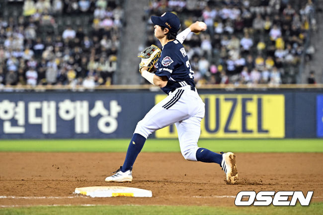[OSEN=잠실, 조은정 기자]7일 서울 잠실야구장에서 ‘2026 신한 SOL KBO리그’ LG 트윈스와 두산 베어스의 경기가 열렸다.홈팀 LG는 톨허스트, 방문팀 두산은 최민석을 선발로 내세웠다. 8회말 무사 3루에서 두산 1루수 박지훈이 LG 오지환의 땅볼 때 야수 선택으로 출루를 허용하고 있다. 2026.05.07 /cej@osen.co.kr