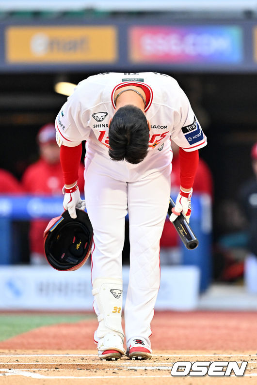 [OSEN=인천, 민경훈 기자] 14일 오후 인천 SSG랜더스필드에서 ‘2026 신한 SOL Bank KBO리그'SSG 랜더스와 두산 베어스의 경기가 진행됐다.이날 SSG는 타케다를, 두산은 최민석을 선발투수로 내세웠다.1회말 무사 주자 1루 SSG 김재환이 타석에 들어서며 친정 두산팬들을 향해 고개 숙여 인사를 하고 있다. 2026.04.14 / rumi@osen.co.kr