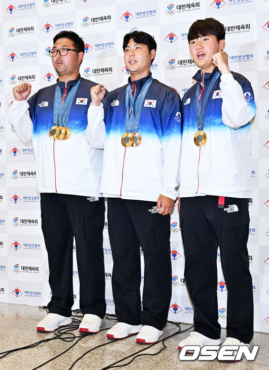 [OSEN=인천공항, 민경훈 기자] 2024 파리 올림픽 양궁 대표팀이 6일 오전 인천국제공항을 통해 귀국했다.대한민국 양궁 국가대표팀은 2024 파리 올림픽에서 양궁 전 종목을 석권하며 금메달 5개·은메달 1개·동메달 1개라는 대기록을 썼다.양궁대표팀 김우진, 이우석, 김제덕이 입국장 옆에서 포즈를 취하고 있다. 2024.08.06 /rumi@osen.co.kr