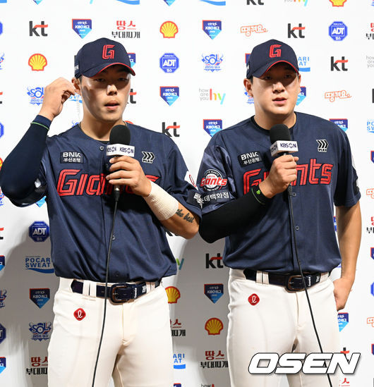 [OSEN=수원, 조은정 기자]롯데가 도박 징계를 마친 고승민, 나승엽의 활약을 앞세워 기분 좋은 대승을 거뒀다.프로야구 롯데 자이언츠는 6일 수원KT위즈파크에서 열린 2026 신한 SOL KBO리그 KT 위즈와의 시즌 4차전에서 8-1 완승을 거뒀다.롯데 고승민, 나승엽이 수훈선수 인터뷰를 하고 있다. 2026.05.06 /cej@osen.co.kr