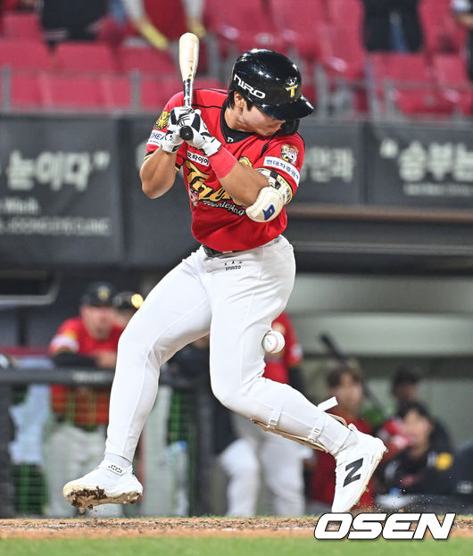 [OSEN=광주, 이석우 기자] 7일 광주-기아 챔피언스필드에서 2026 신한 SOL KBO 리그 KIA 타이거즈와 한화 이글스의 경기가 열렸다. 홈팀 KIA는 양현종이, 방문팀 한화는 정우주가 선발 출전했다.KIA 타이거즈 한승연이 9회말 무사 1루 한화 이글스 김서현의 투구에 맞고 있다. 2026.05.07 / foto0307@osen.co.kr