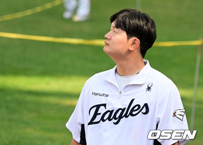[OSEN=대전, 지형준 기자] 15일 대전 한화생명 볼파크에서 2026 신한 SOL KBO리그 한화 이글스와 삼성 라이온즈의 경기가 열렸다.4연패 중인 한화는 윌켈 에르난데스, 5연승을 노리는 삼성은 양창섭이 선발로 나섰다.한화 김서현이 훈련을 마치고 이동하고 있다. 2026.04.15/ jpnews@osen.co.kr