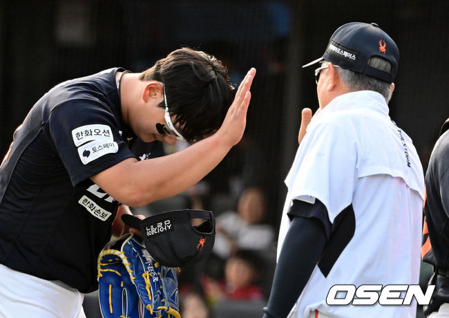 [OSEN=부산, 지형준 기자] 프로야구 한화 이글스가 6연패 이후 2연승을 달리며 분위기 반전에 성공했다. 롯데 자이언츠는 영패를 모면하는데 그쳤다.한화는 19일 부산 사직구장에서 열린 ’2026 신한 SOL KBO리그’ 정규시즌 롯데와의 2차전 맞대결에서 9-1로 완승을 거뒀다. 이로써 한화는 6연패를 탈출한 뒤 곧바로 2연승을 질주했다. 8승 10패를 마크했다. 롯데는 3연패로 6승 12패가 됐다.경기를 마치고 한화 김서현이 김경문 감독과 하이파이브를 하고 있다. 2026.04.19/ jpnews@osen.co.kr